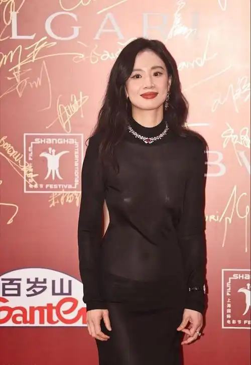 这跟不穿有啥区别?32岁李梦真空上阵,几乎全裸,网友直呼太大胆