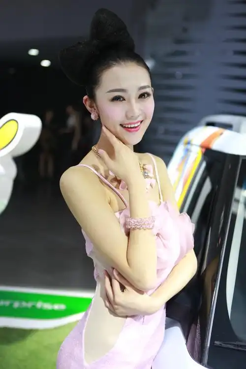 北京车展上的粉衣美女车模