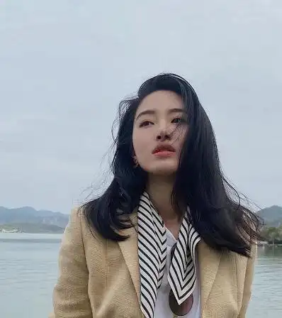 杨采钰气质女神范,一套米黄色的西装内搭白色t恤,干练时尚