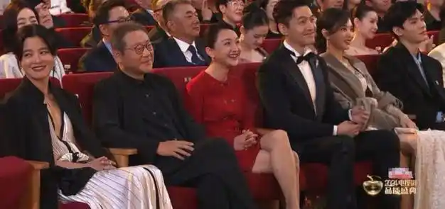 身高优势下,站在1米8多的胡歌身边,唐嫣的气场也完全不输.