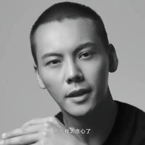 陈伟霆再拍黑白风广告 尝试寸头造型挑战普通话