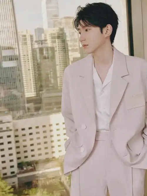 王源直播活动造型图 一身粉色休闲西服亮相品牌活动