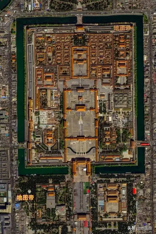 图-俯瞰故宫故宫以三大殿(太和殿,中和殿,保和殿)为中心,有七十多座