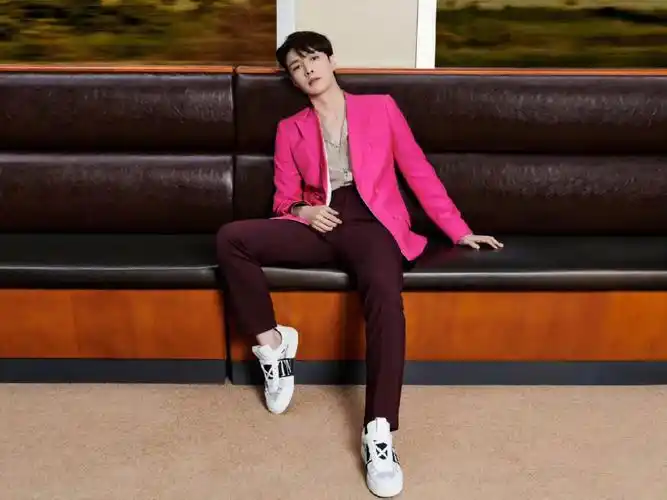 valentino品牌代言人张艺兴520活动宣传照