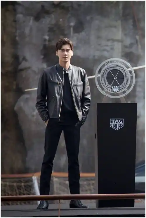 2,浅棕色外套蓝色圆领针织衫黑色牛仔裤李易峰上半身穿着浅棕色外套.