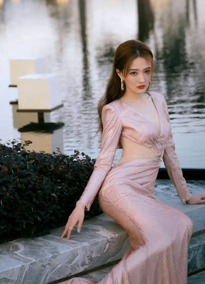 徐璐# 被亮片长裙包裹的好身材