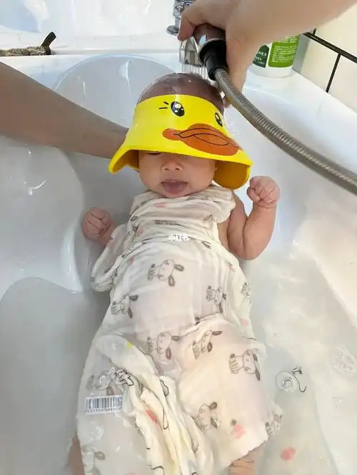 42day小baby的第一次游泳体验来啦