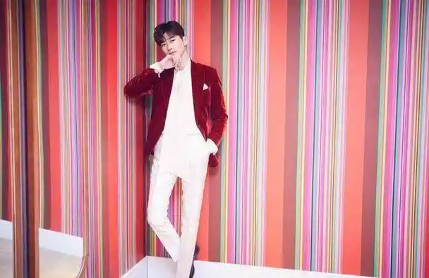 原创185cm李现和183cm张翰同是红丝绒西装造型身高不够腿长来凑