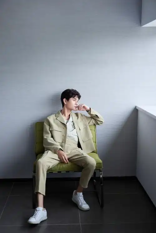 王凯春日写真曝光 简约穿搭清新帅气|王凯|春日|写真曝光_新浪新闻