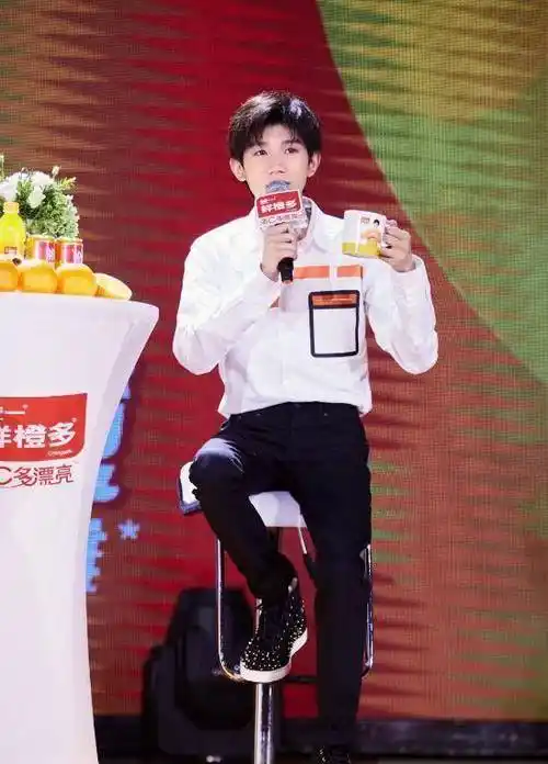 之后总是被拍到王源一个人吃饭的照片,身边连个助理都没有,也是非常