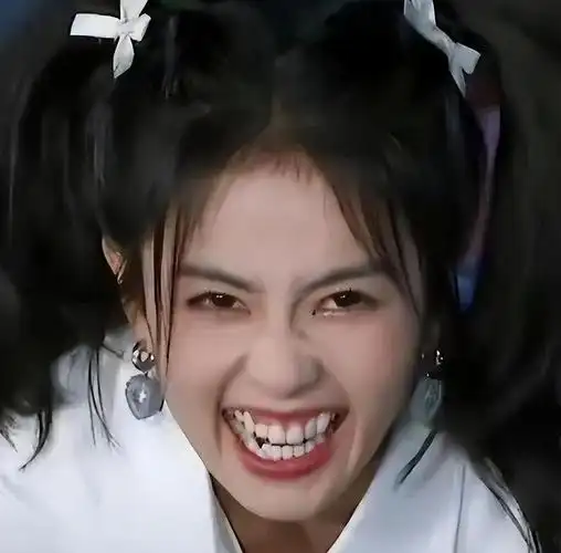 "烤瓷牙"上镜有多拉垮?嘴凸包不住,牙比灯还亮,演戏都没法看