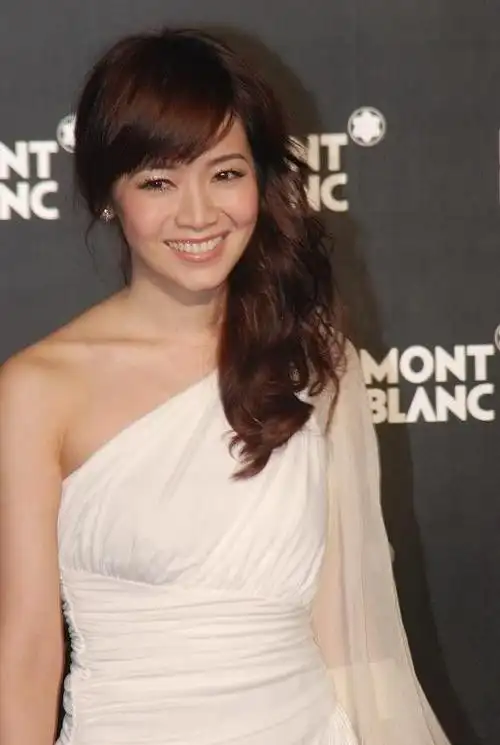 侯佩岑好优雅,穿素雅的服装也很有明星范,怪不得路人缘这么好