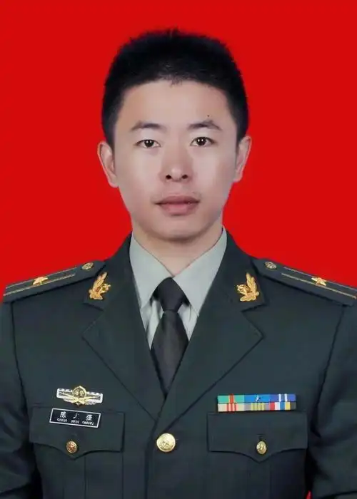 1987年4月出生,2005年9月入伍,现任武警海警总队舟山大队教练舰少校