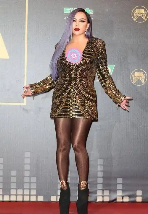 来看看之前的张惠妹穿着梅子色的性感吊带紧身裙,秀出凹凸好身材,性感