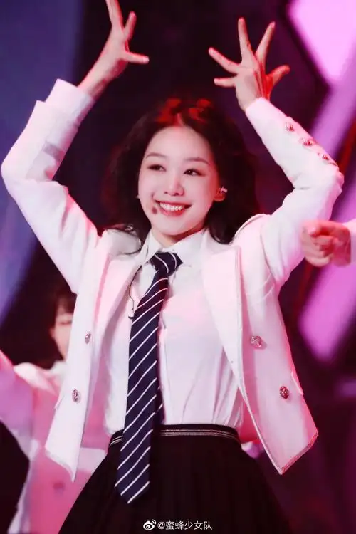 今天小彩虹徐梦洁@火箭少女101_徐梦洁 亮相湖南卫视航天晚会