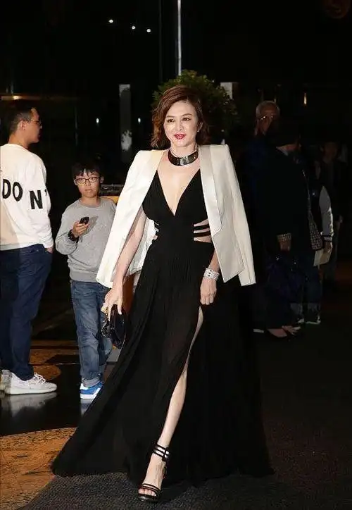 关之琳虽然年纪大但一点都不服输涂巧克力色号口红来吸眼球