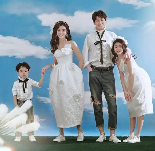 婚纱影楼一家四口时装主题服装全家福潮拍亲子装外景沙滩吊带裙子