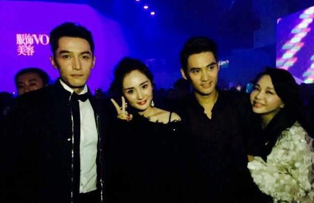 活久见!胡歌和杨幂同框还在台下说悄悄话