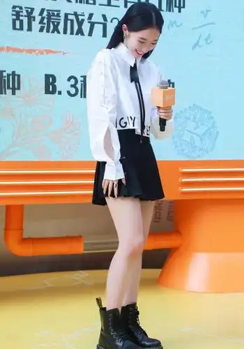 孟美岐白衬衫百褶裙,穿成"韩剧女一号",网友直呼别针用得好