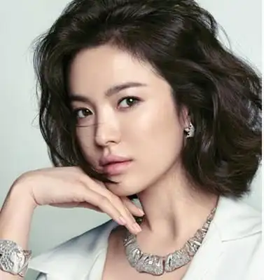 华丽的配饰也起到了很重要的作用,蓬松的烫发增加了短卷发发型的时髦