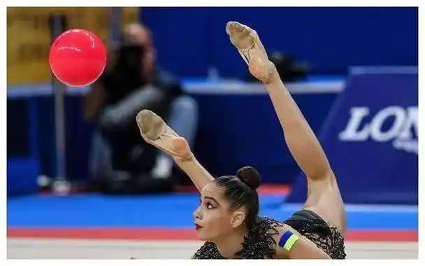 胡兵的腹肌,彭于晏的胸,黄立行的屁股,这些"老男人"也太顶了_科比