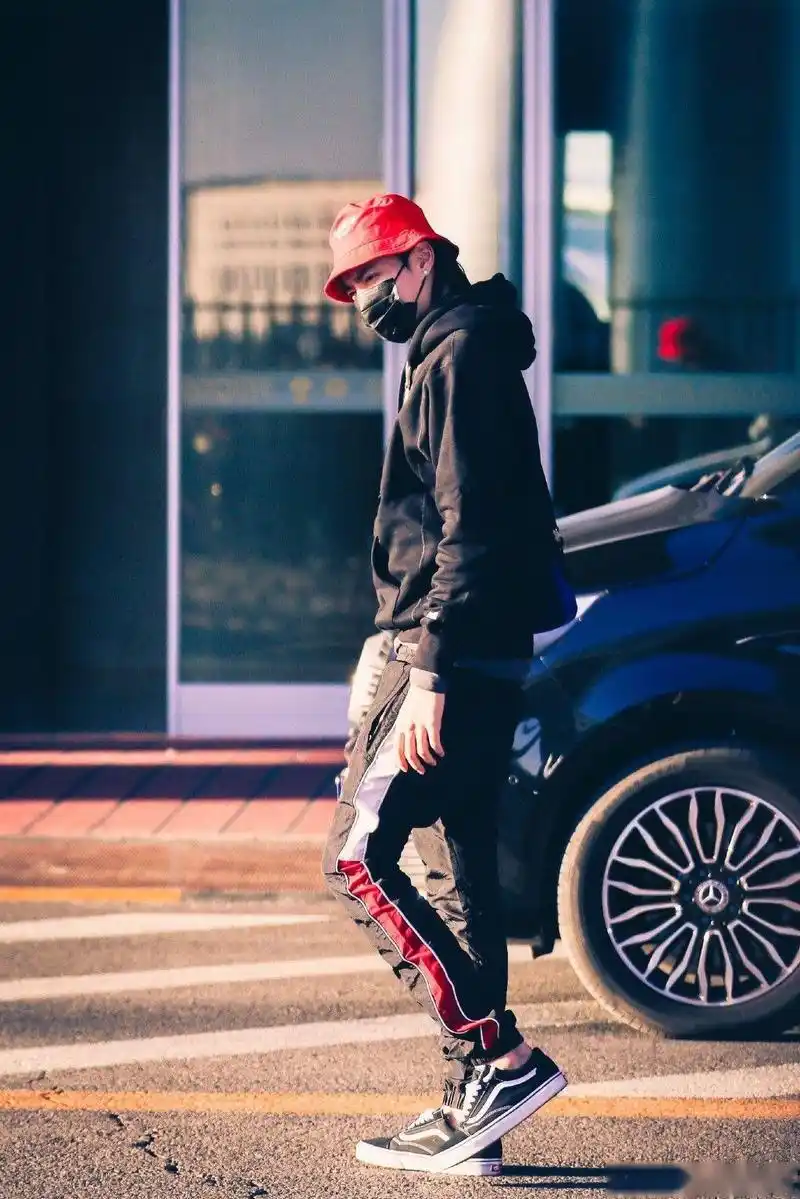 2018年12月29日,吴亦凡现身北京机场,当天他身穿黑色连帽卫衣搭配黑色