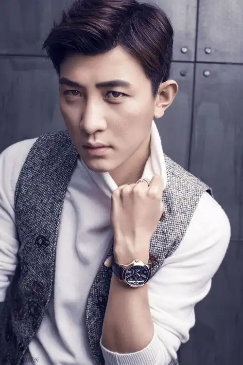 组图:大左冷峻变魅力型男 花样秀手戒指抢镜_高清图集_新浪网