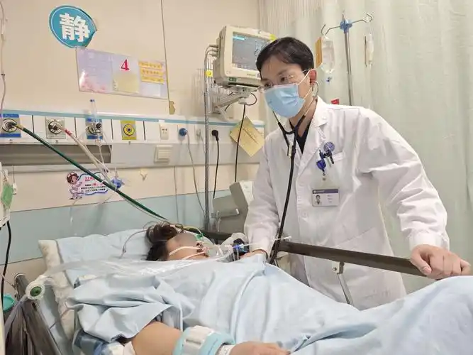 上海长海医院急诊科重症病房,梁云兴在检查病人情况.