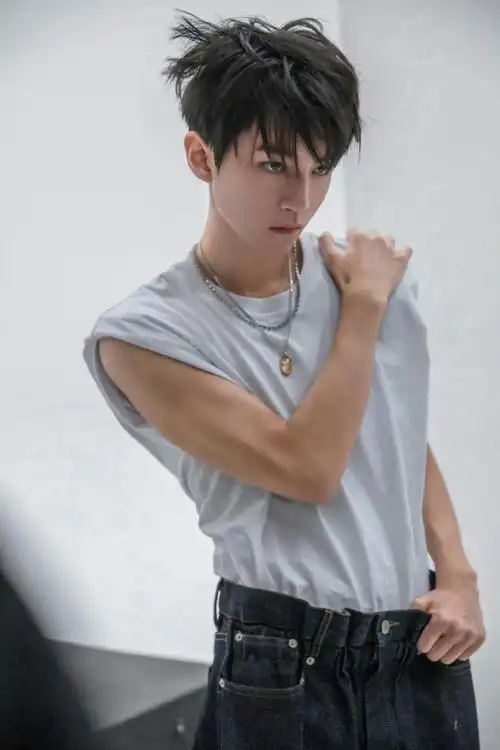 王俊凯平时没少健身吧