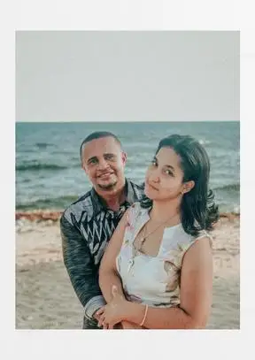 海边后背抱情侣图片