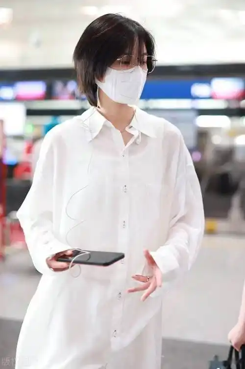 街拍陆柯燃白色连身裤眼镜清爽休闲