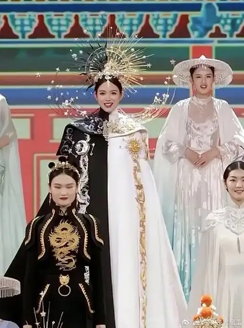 盖娅传说#用中国元素现代服当传统服饰宣传,央视春晚真是好样的,赐贩