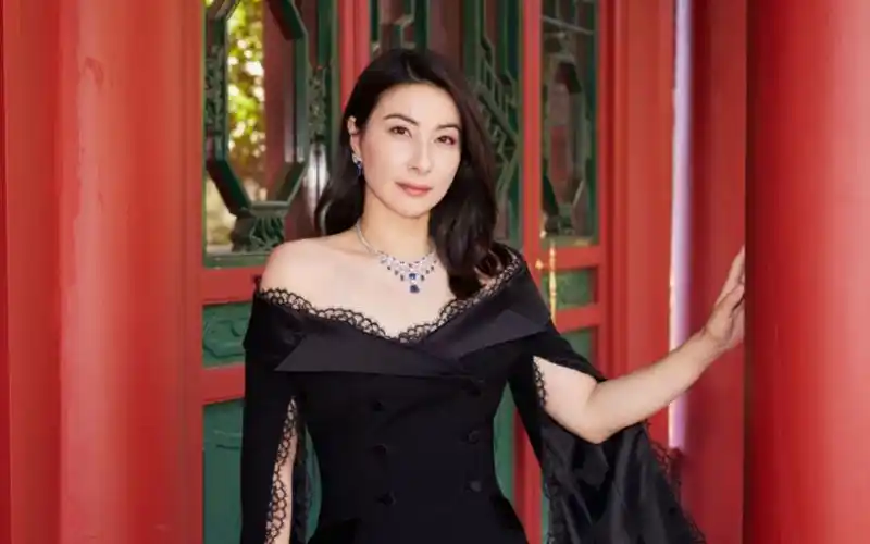 42岁郭晶晶晒看秀图,罕露香肩端庄优雅,气质越来越有贵妇范