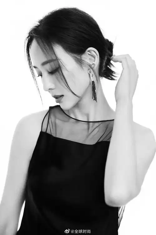 张钧甯身着margiela黑色修身礼服出席elle风尚大典……_高清图集_新浪