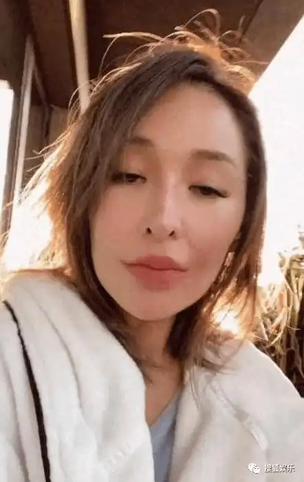 萧亚轩拄拐现身巴黎时装周看秀!_巴黎世家_张元英_香奈儿