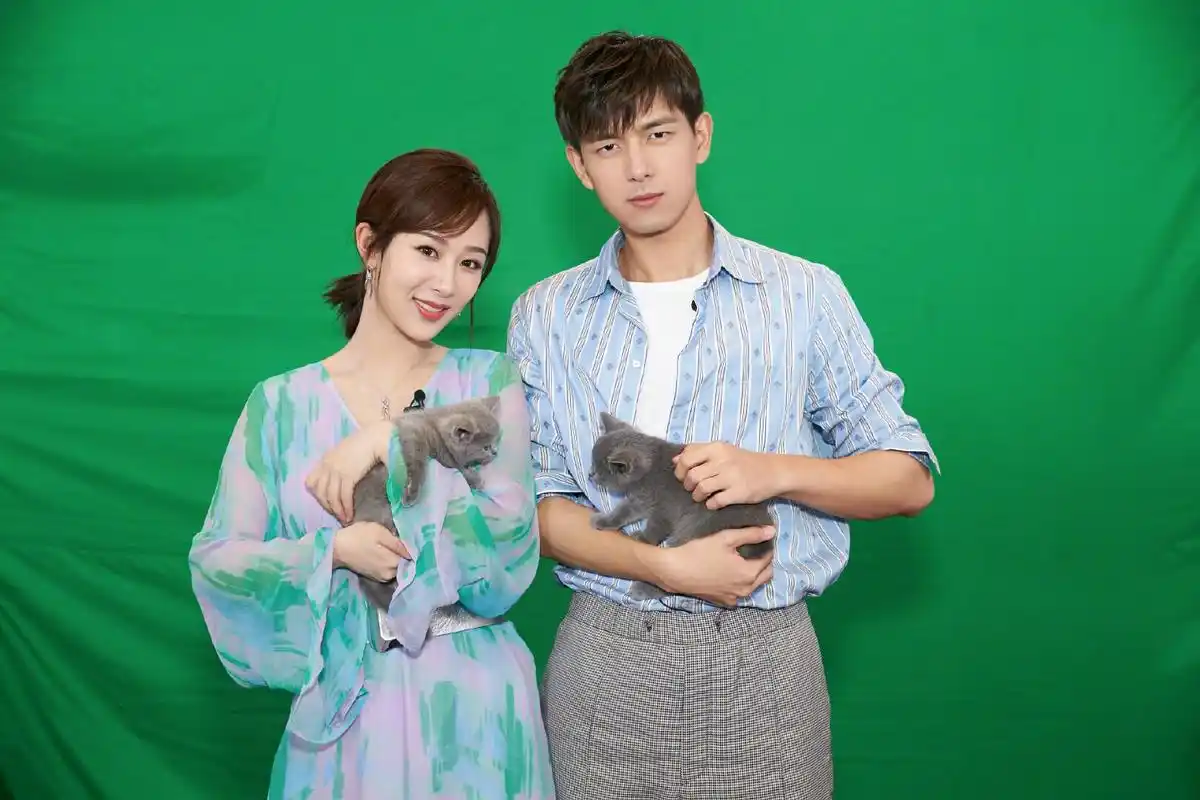 杨紫发文告别佟年,胡一天地位赶超李现有单独合照,真实原因感人