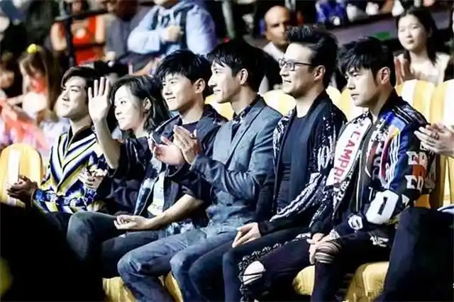 蔡徐坤凭英文歌拿华语金曲奖,周杰伦汪峰表情各异,颁奖变闹剧?