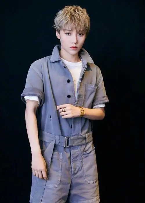 刘雨昕灰色牛仔连体衣搭配浅色短靴,复古率性