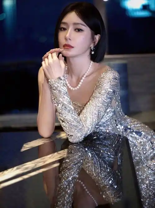 44岁秦岚的豪宅火了,家里精致温馨,一尘不染,房子很大一个人住_身材