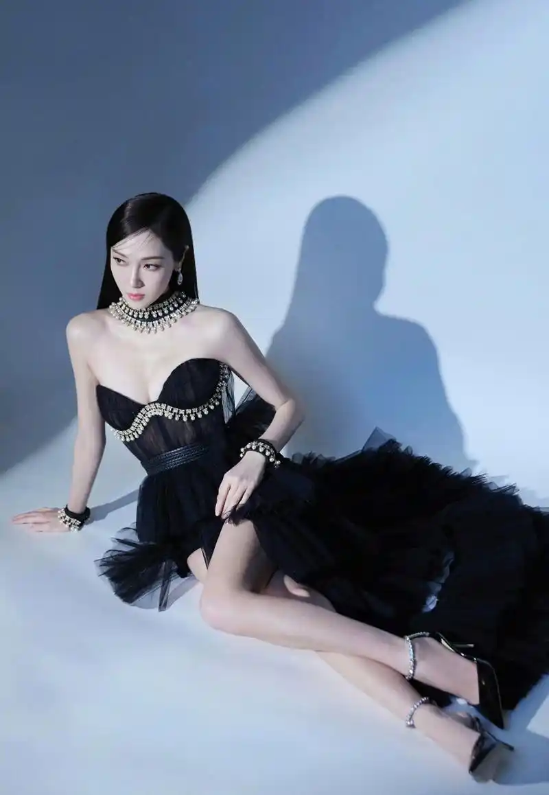 郑秀妍杰西卡出席活动美照,身穿高开叉的晚礼服展现完美身材,展现丰满