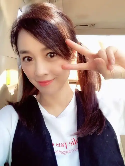 张庭在微博分享一组照片,白色t恤搭配双马尾小辫,什么水平 zt