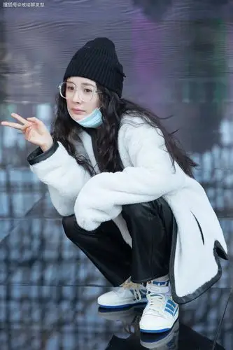 杨幂拍复古时尚大片,西装外套搭配阔腿裤,黄金闪片手套贵气十足