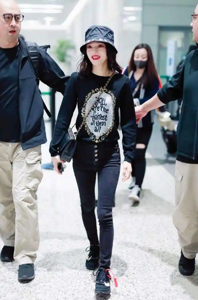 张韶涵瘦的真均匀,不仅能穿紧身裤,还让1米58身高凹出大长腿