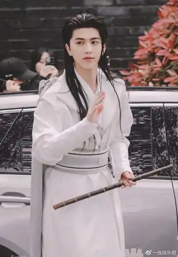 蔡徐坤壁纸侧颜立体精致身姿帅气挺拔白衣古装的翩翩公子