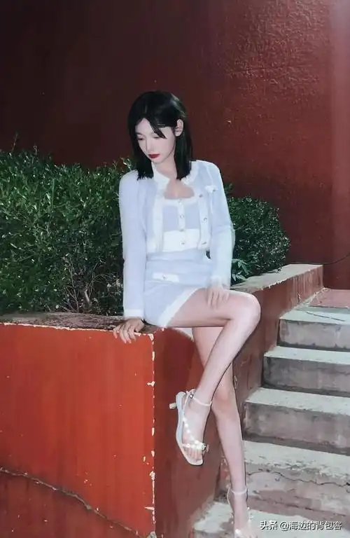 内地美女歌手演员赵粤人甜歌美身材也相当妖娆