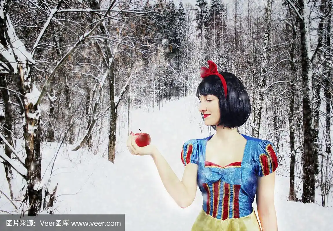 白雪公主和红苹果在神秘的白雪森林中扮演角色.艺术处理
