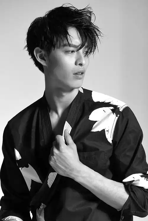 高冷校草曹佑宁最新大片曝光散发撩人魅力