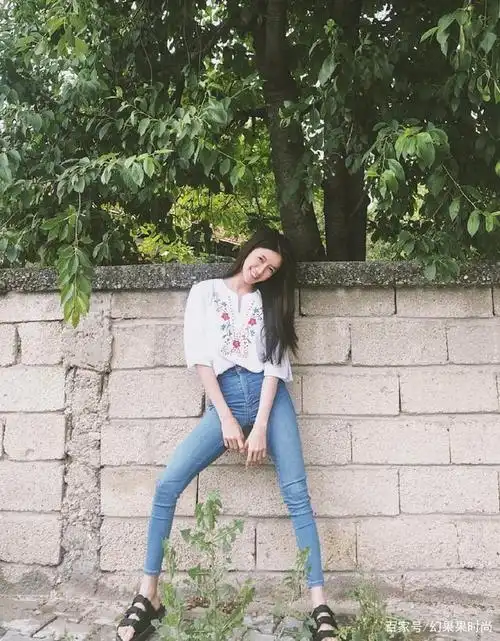 【蔡卓宜】紧身牛仔裤系列,显露性感完美身材曲线,生活照写真