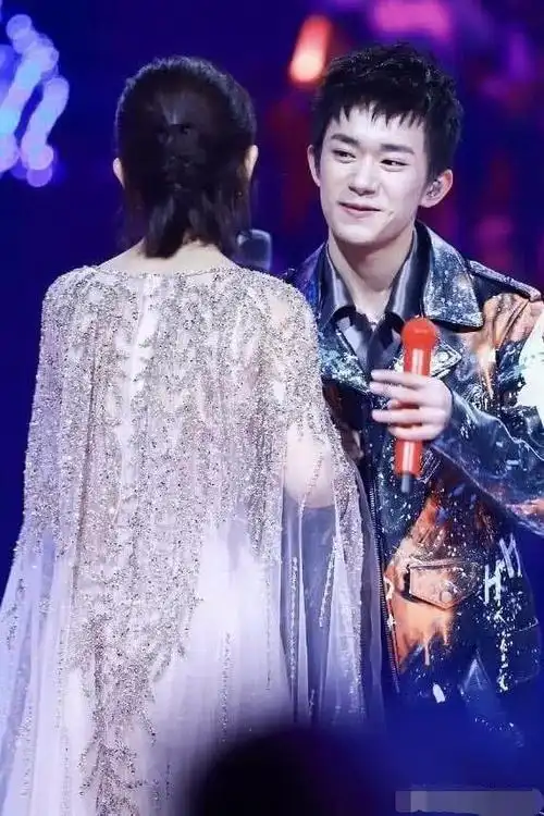 易烊千玺恋情曝光?这个让人们都羡慕的女生究竟是谁