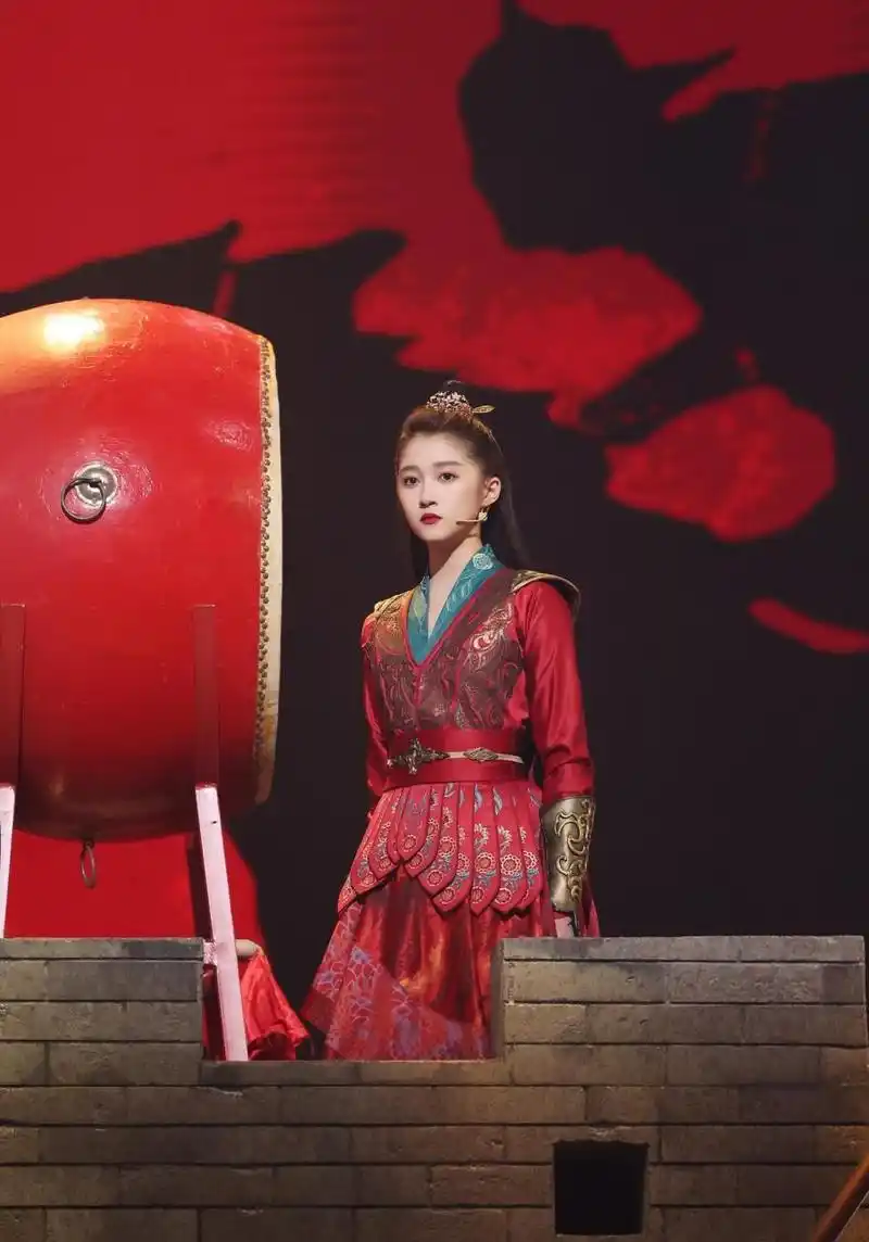 关晓彤《王牌对王牌》再现班婳造型 红衣当舞巾帼立,英姿不让须眉行.